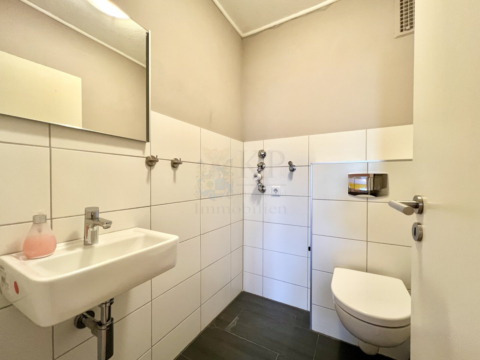 ** RESERVIERT ** KRIFTEL: GROSSZUEGIGE 3 ZIMMER WOHNUNG MIT SW-BALKON, KELLER, STELLPLATZ