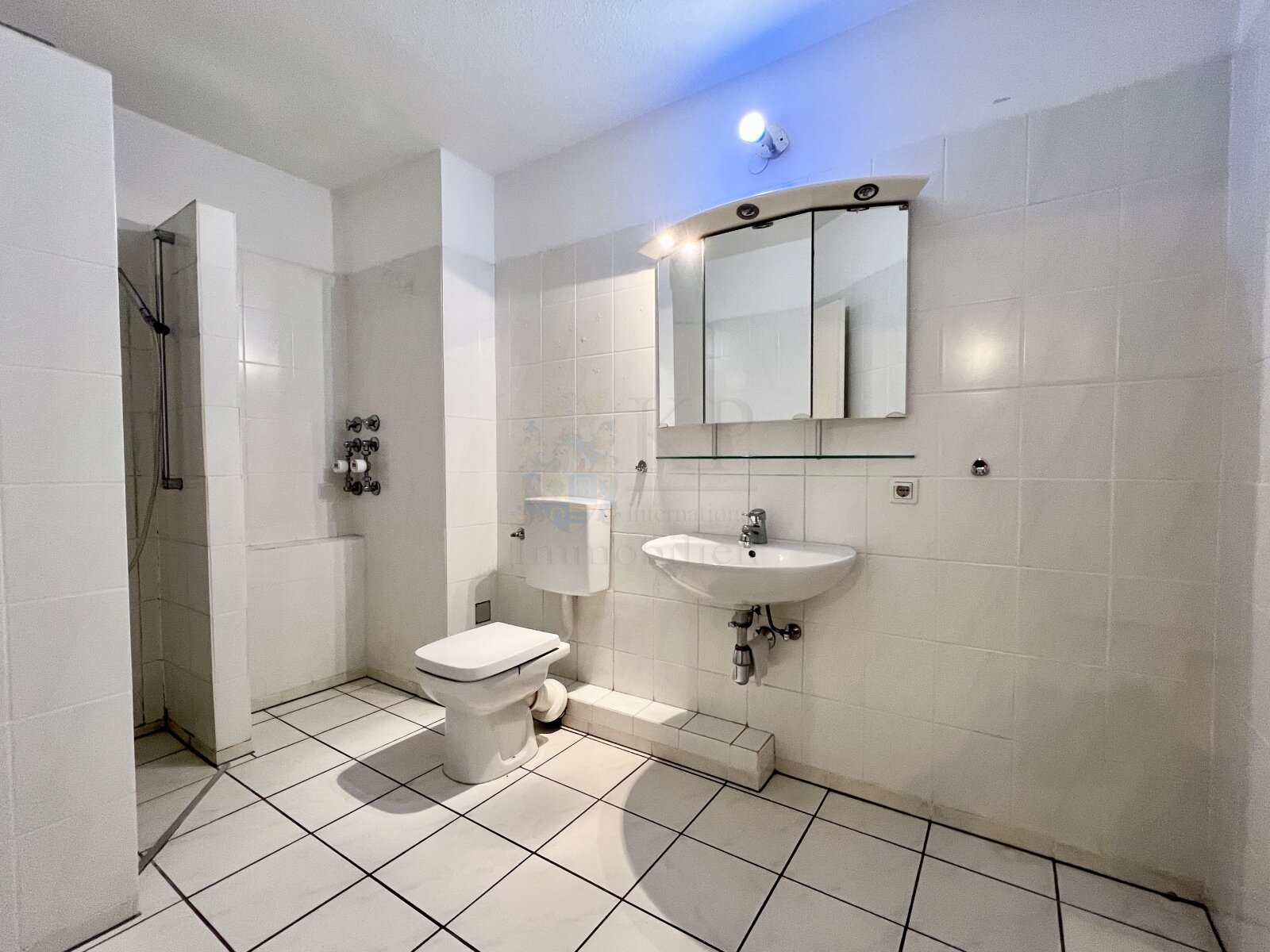 ** RESERVIERT ** KRIFTEL: GROSSZUEGIGE 3 ZIMMER WOHNUNG MIT SW-BALKON, KELLER, STELLPLATZ