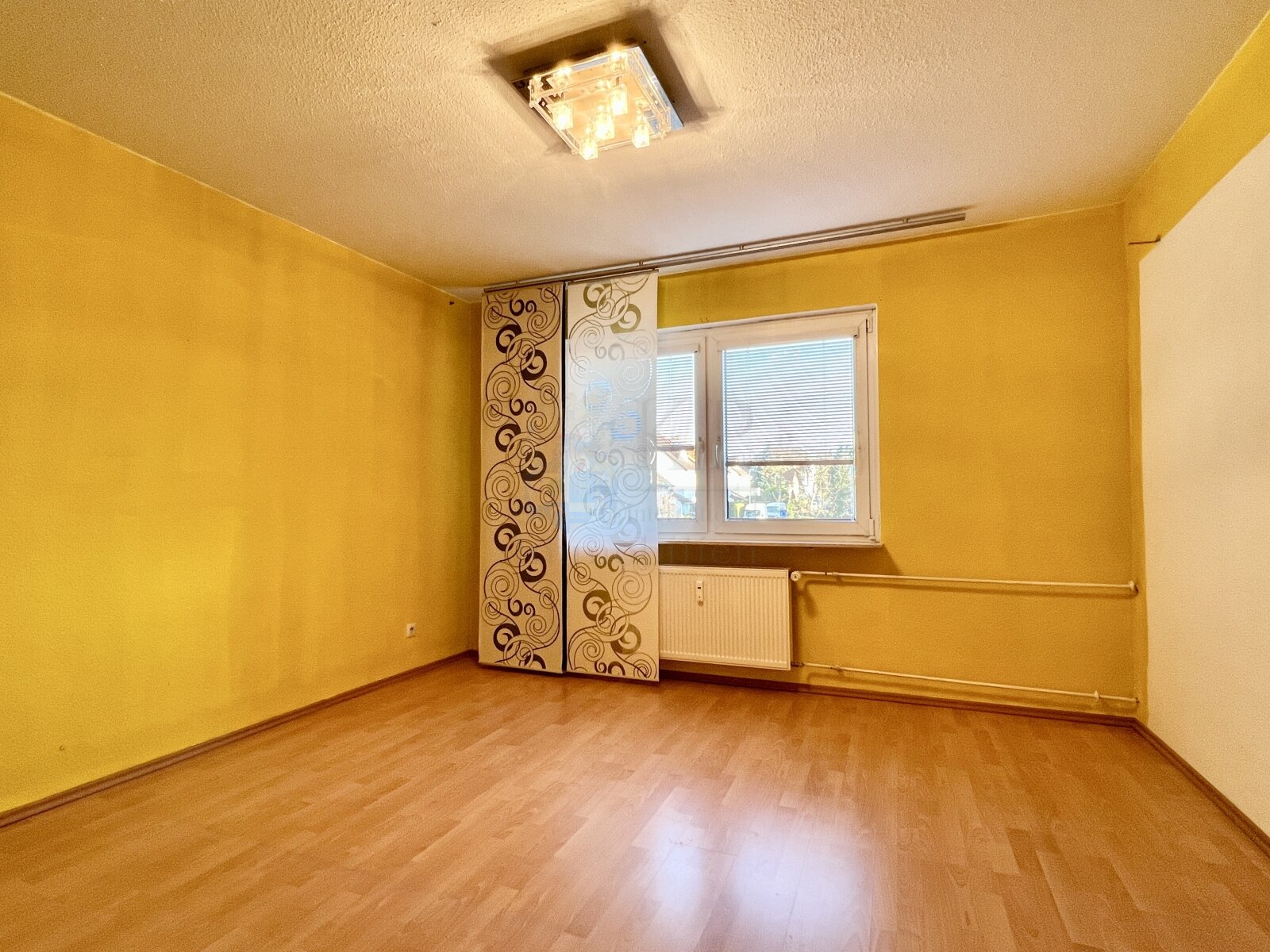 ** RESERVIERT ** KRIFTEL: GROSSZUEGIGE 3 ZIMMER WOHNUNG MIT SW-BALKON, KELLER, STELLPLATZ