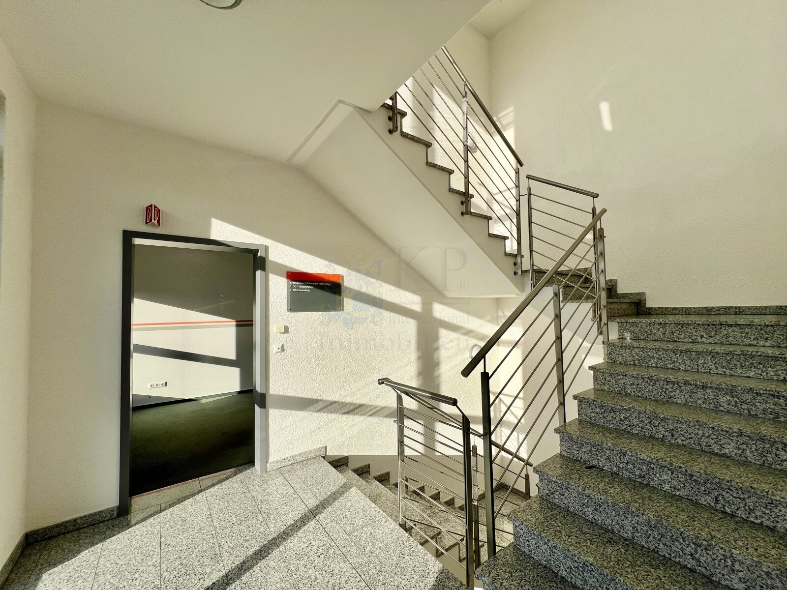 NEUHOF: EINMALIGES BÜROGEBÄUDE IN TOP ZUSTAND