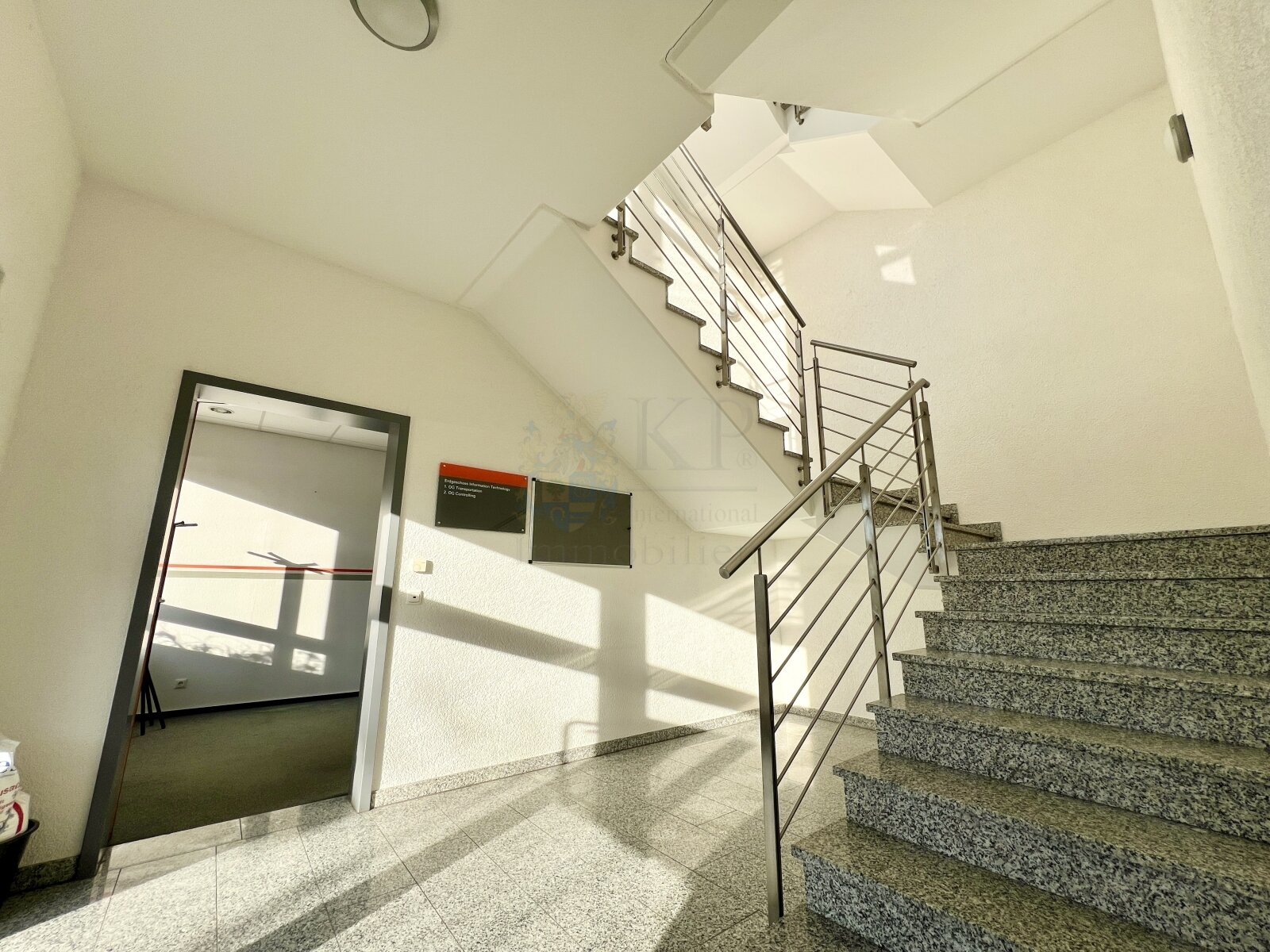 NEUHOF: EINMALIGES BÜROGEBÄUDE IN TOP ZUSTAND