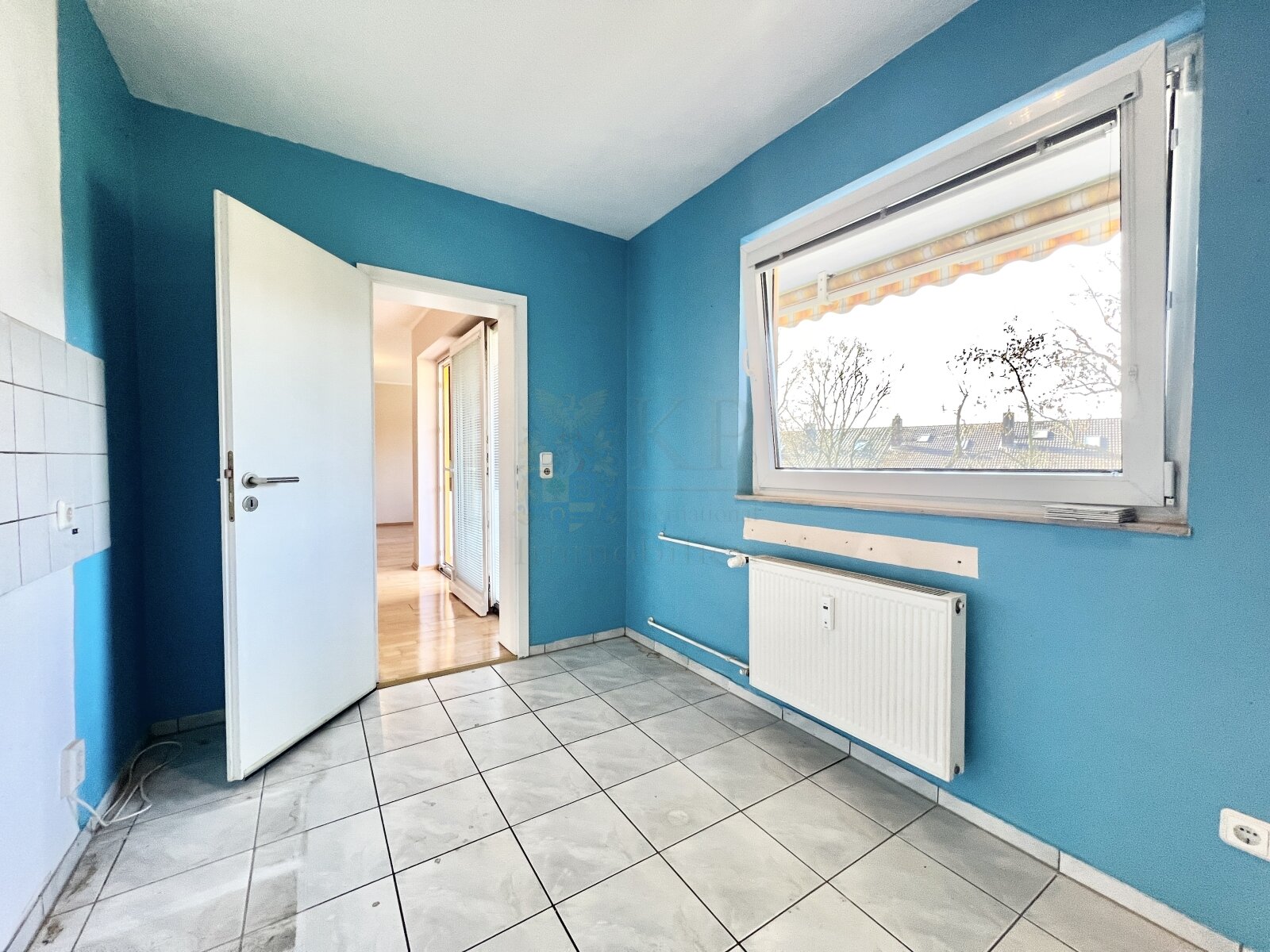 ** RESERVIERT ** KRIFTEL: GROSSZUEGIGE 3 ZIMMER WOHNUNG MIT SW-BALKON, KELLER, STELLPLATZ