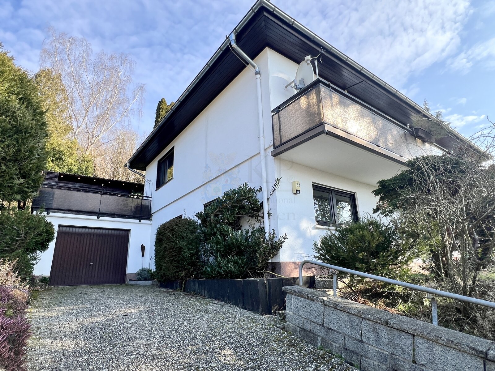 NIEDERJOSBACH: GROSSZUEGIGES EFH MIT GROSSEM GRUNDSTÜCK, MÖGLICHER ELW UND 2 GARAGEN