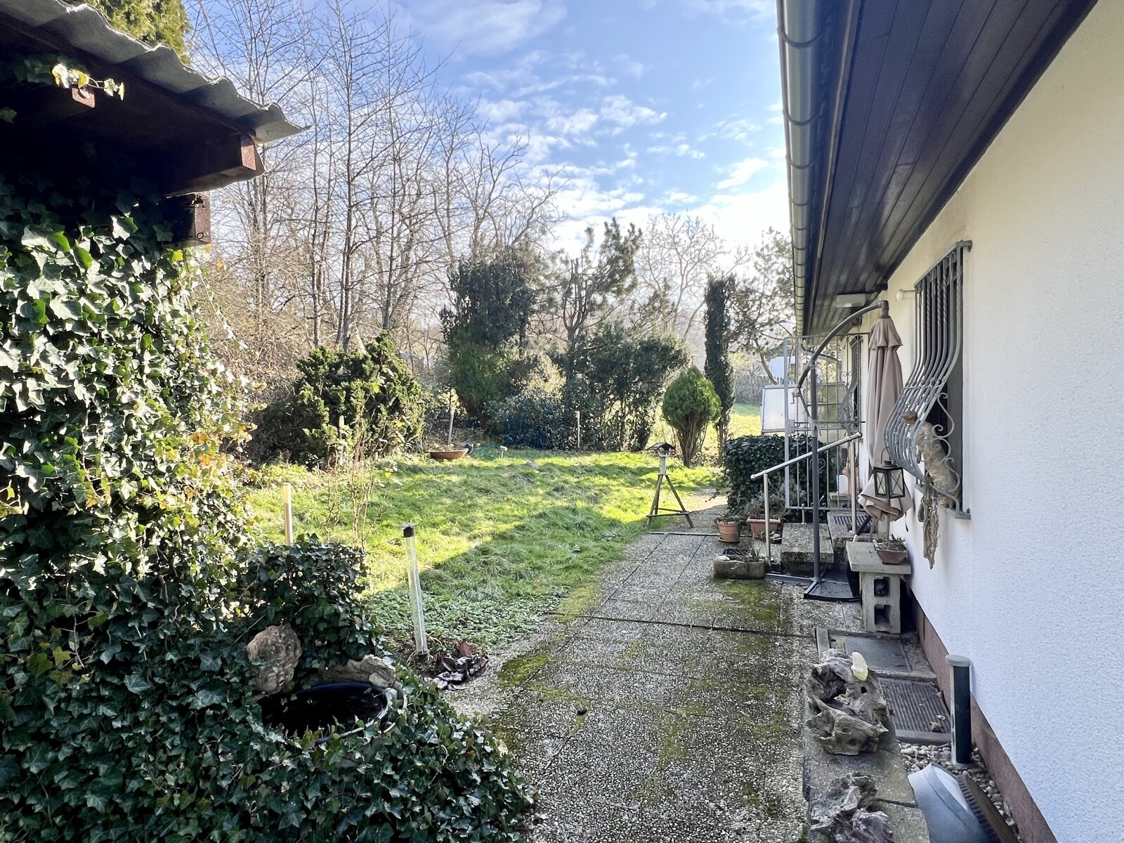 NIEDERJOSBACH: GROSSZUEGIGES EFH MIT GROSSEM GRUNDSTÜCK, MÖGLICHER ELW UND 2 GARAGEN