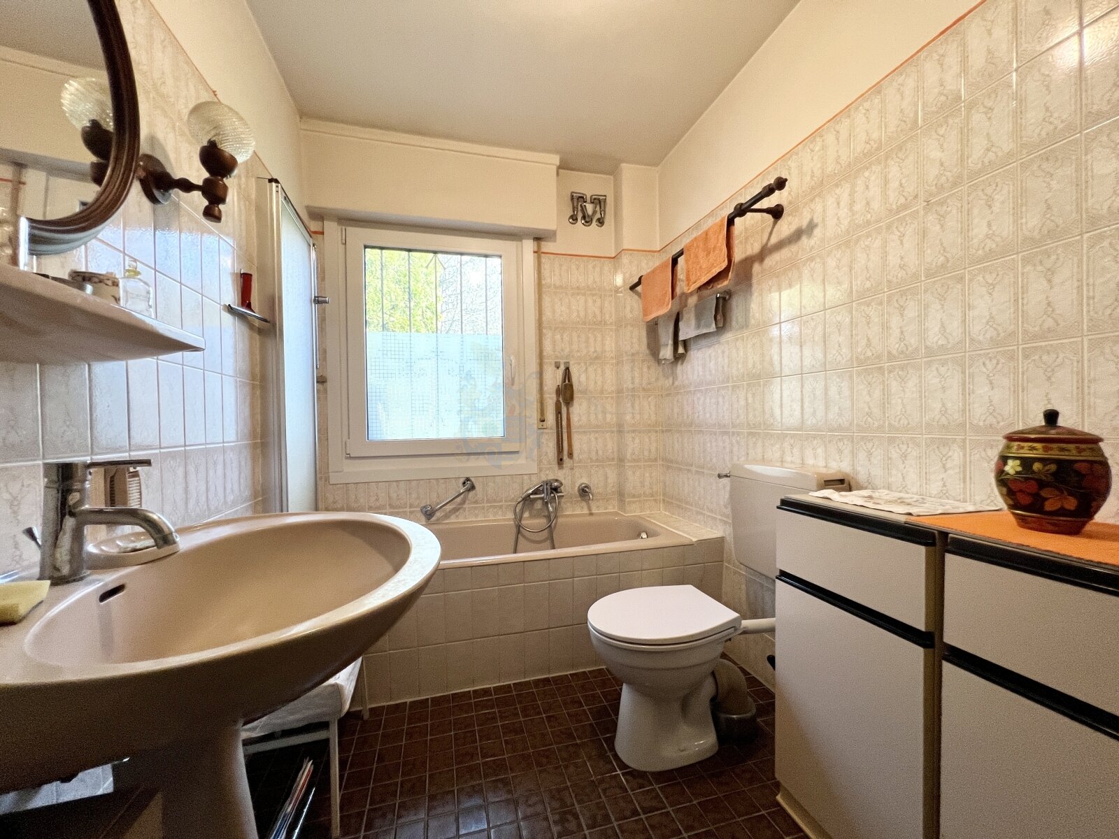 NIEDERJOSBACH: GROSSZUEGIGES EFH MIT GROSSEM GRUNDSTÜCK, MÖGLICHER ELW UND 2 GARAGEN