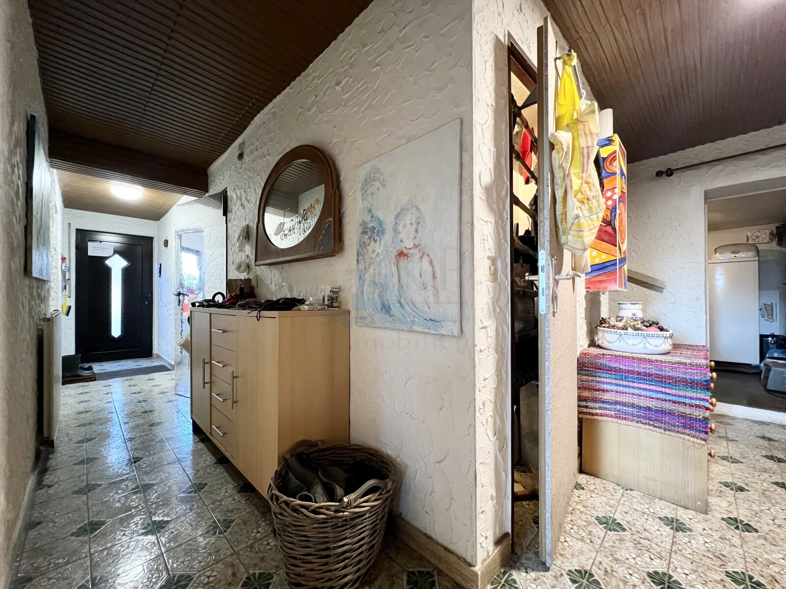 NIEDERJOSBACH: GROSSZUEGIGES EFH MIT GROSSEM GRUNDSTÜCK, MÖGLICHER ELW UND 2 GARAGEN