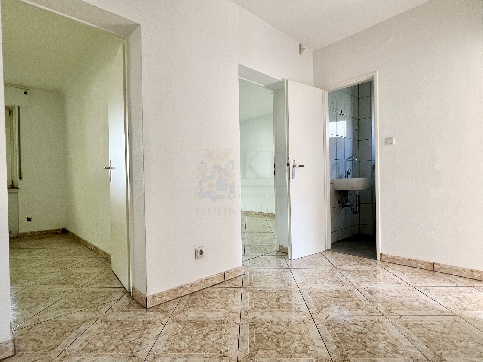 ** VERKAUFT ** TOP ANGEBOT IN SCHWANHEIM: GERÄUMIGE 3 ZIMMER WOHNUNG IM HOCHPARTERRE