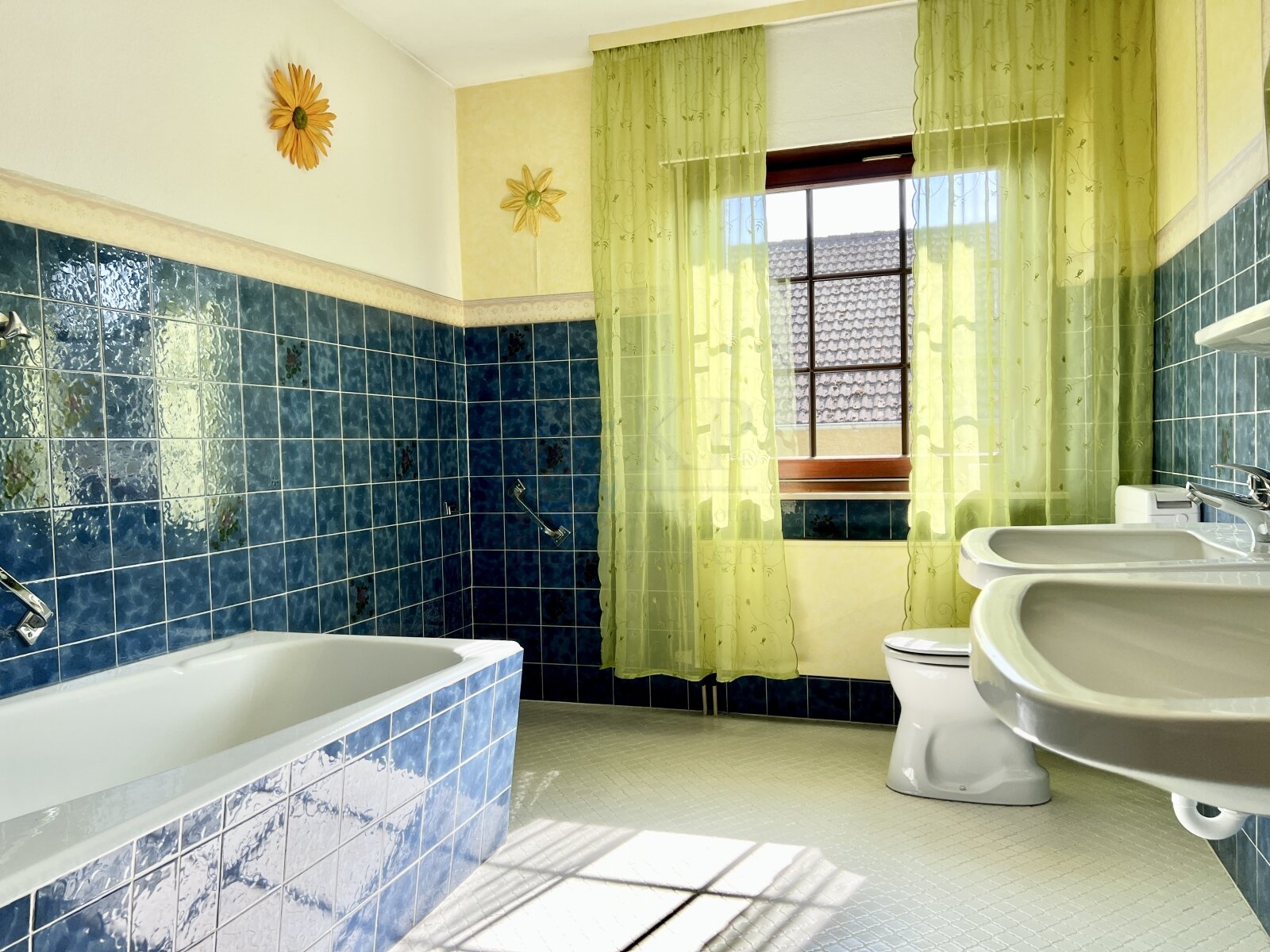 BAD SODEN: GROSSZUEGIGER BUNGALOW AUF GROSSEM EXKLUSIVEM GRUNDSTÜCK