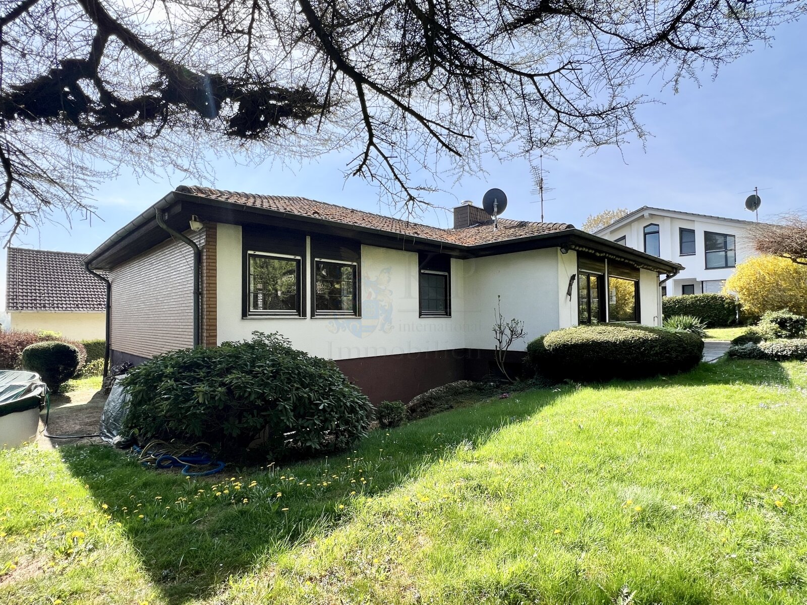 BAD SODEN: GROSSZUEGIGER BUNGALOW AUF GROSSEM EXKLUSIVEM GRUNDSTÜCK