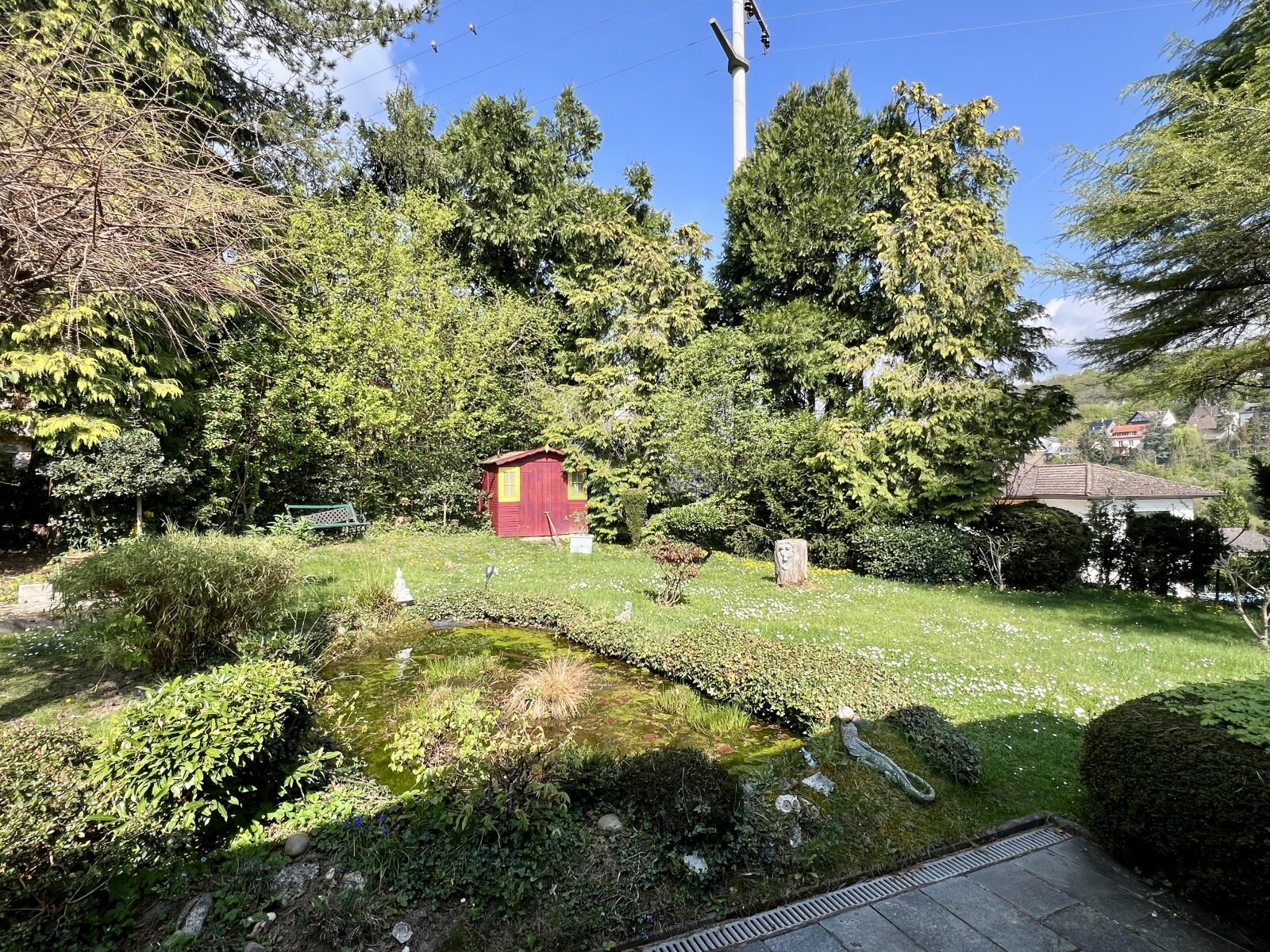 BAD SODEN: GROSSZUEGIGER BUNGALOW AUF GROSSEM EXKLUSIVEM GRUNDSTÜCK