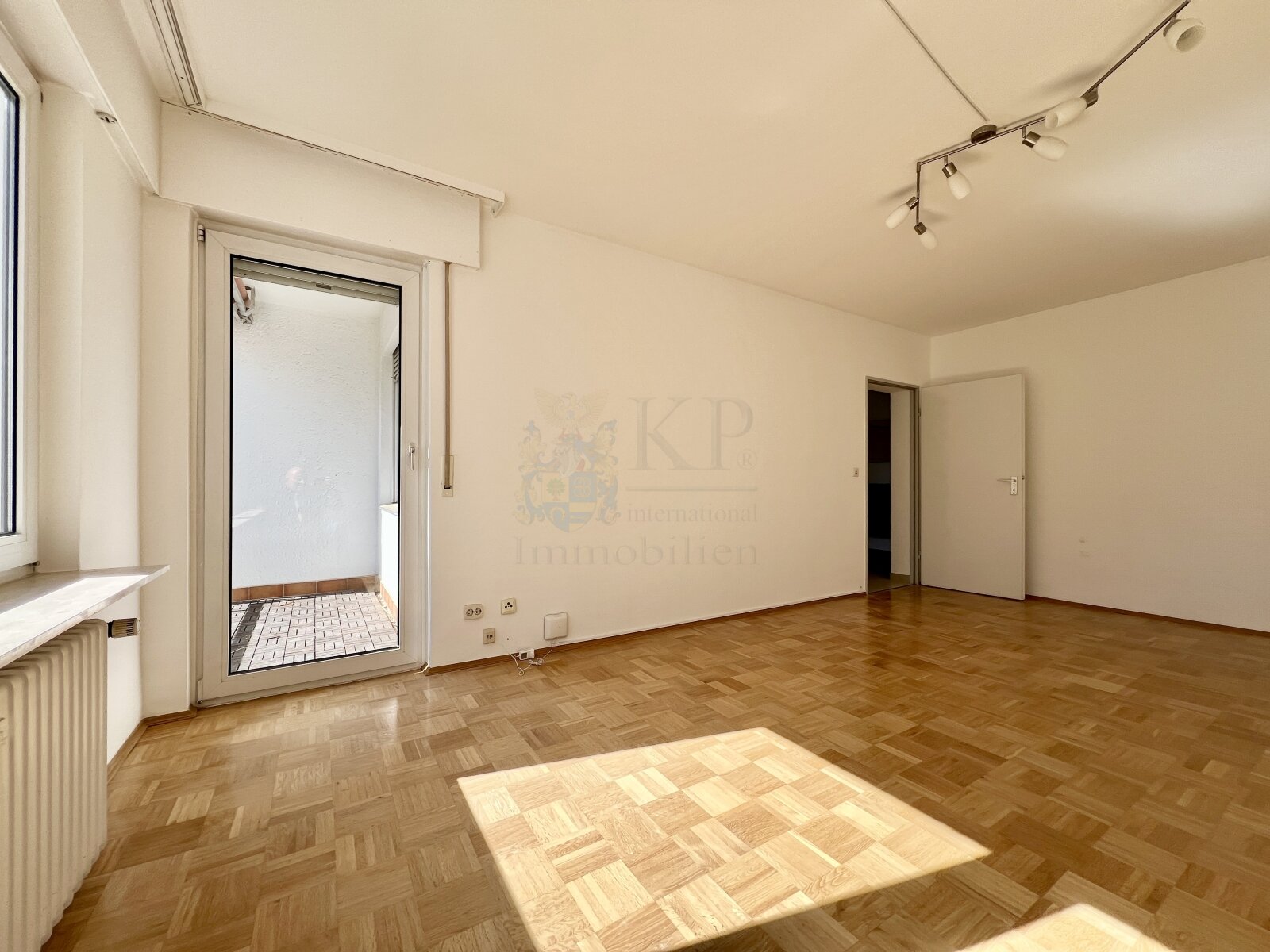 ** RESERVIERT ** BAD HOMBURG: Charmante 3 Zimmerwohnung mit Loggia in begehrter zentraler Wohnlage