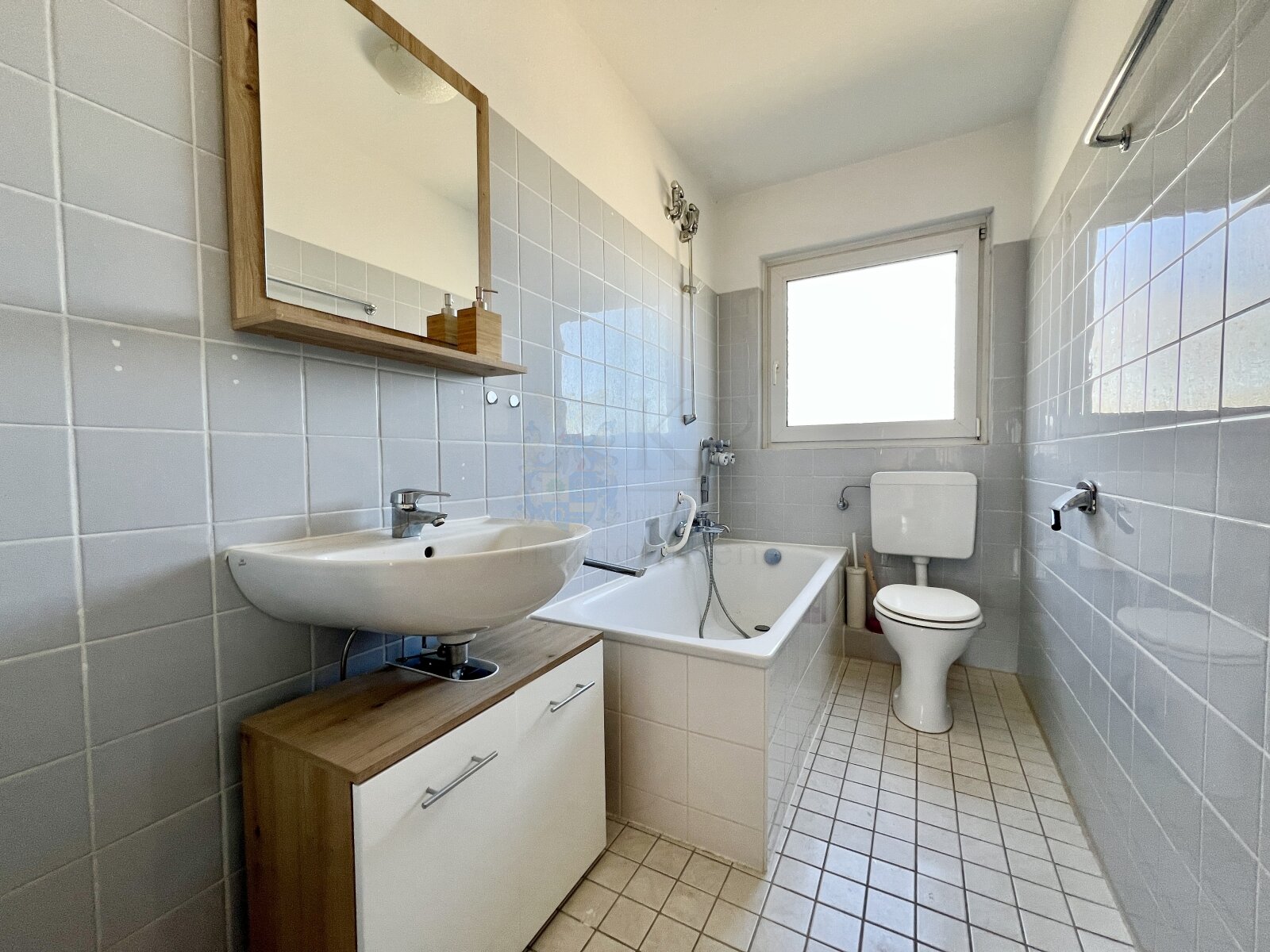 ** RESERVIERT ** BAD HOMBURG: Charmante 3 Zimmerwohnung mit Loggia in begehrter zentraler Wohnlage