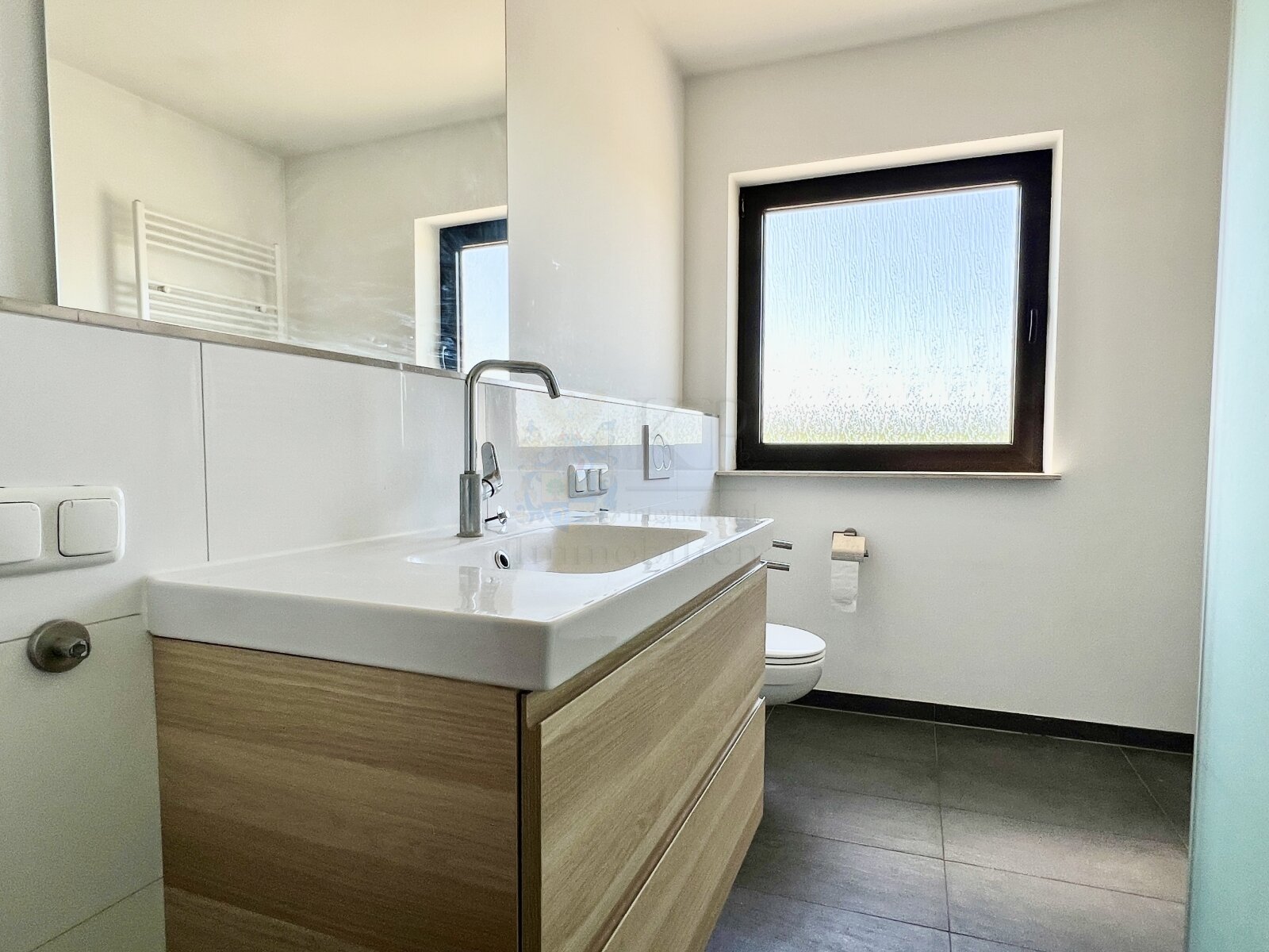 WALLAU: SCHÖNER BUNGALOW IN EXKLUSIVER FELDRANDLAGE