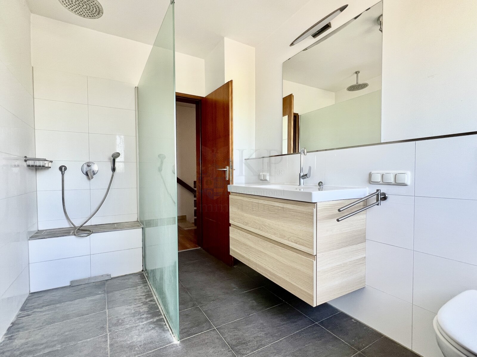 WALLAU: SCHÖNER BUNGALOW IN EXKLUSIVER FELDRANDLAGE