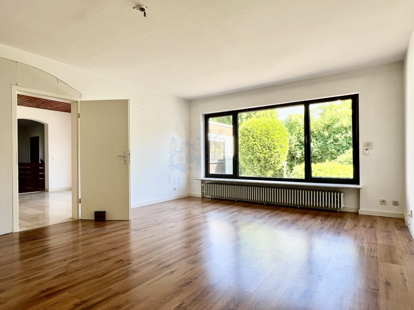 WALLAU: SCHÖNER BUNGALOW IN EXKLUSIVER FELDRANDLAGE