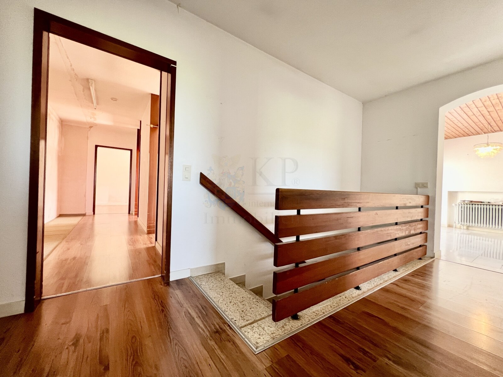 WALLAU: SCHÖNER BUNGALOW IN EXKLUSIVER FELDRANDLAGE