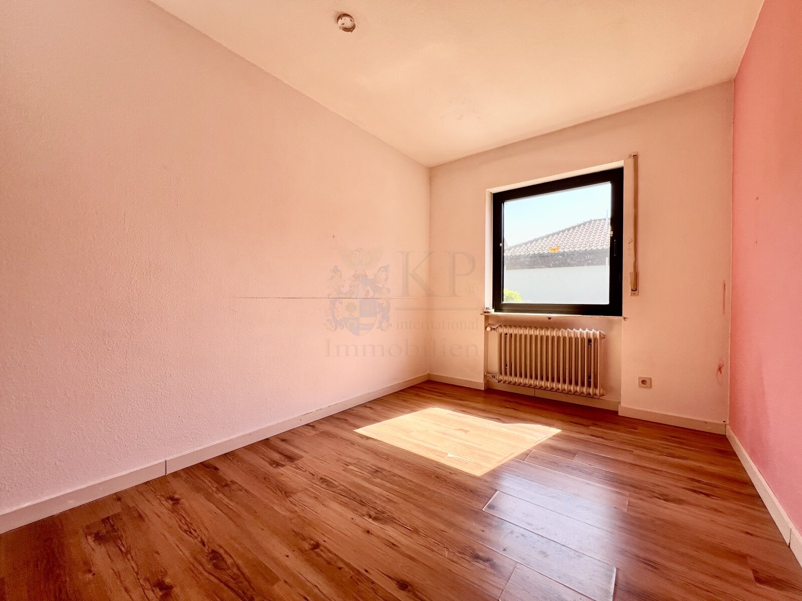 WALLAU: SCHÖNER BUNGALOW IN EXKLUSIVER FELDRANDLAGE