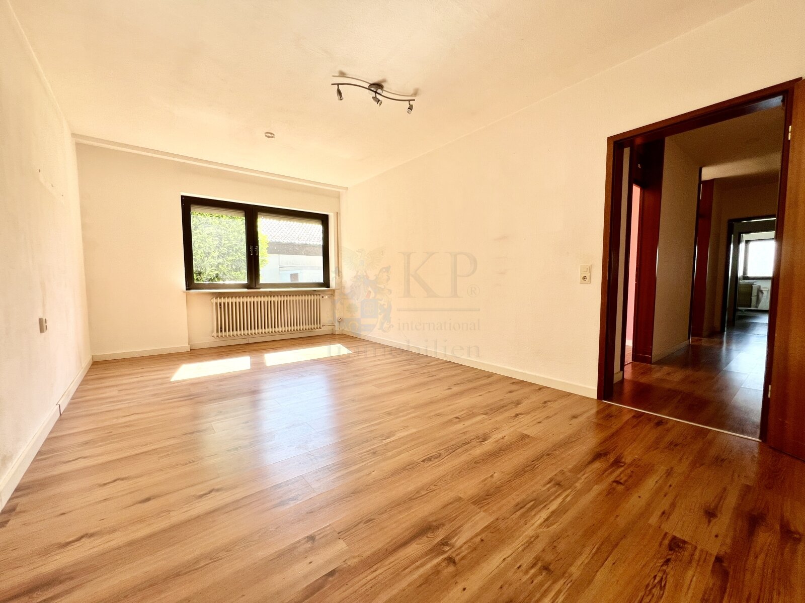 WALLAU: SCHÖNER BUNGALOW IN EXKLUSIVER FELDRANDLAGE