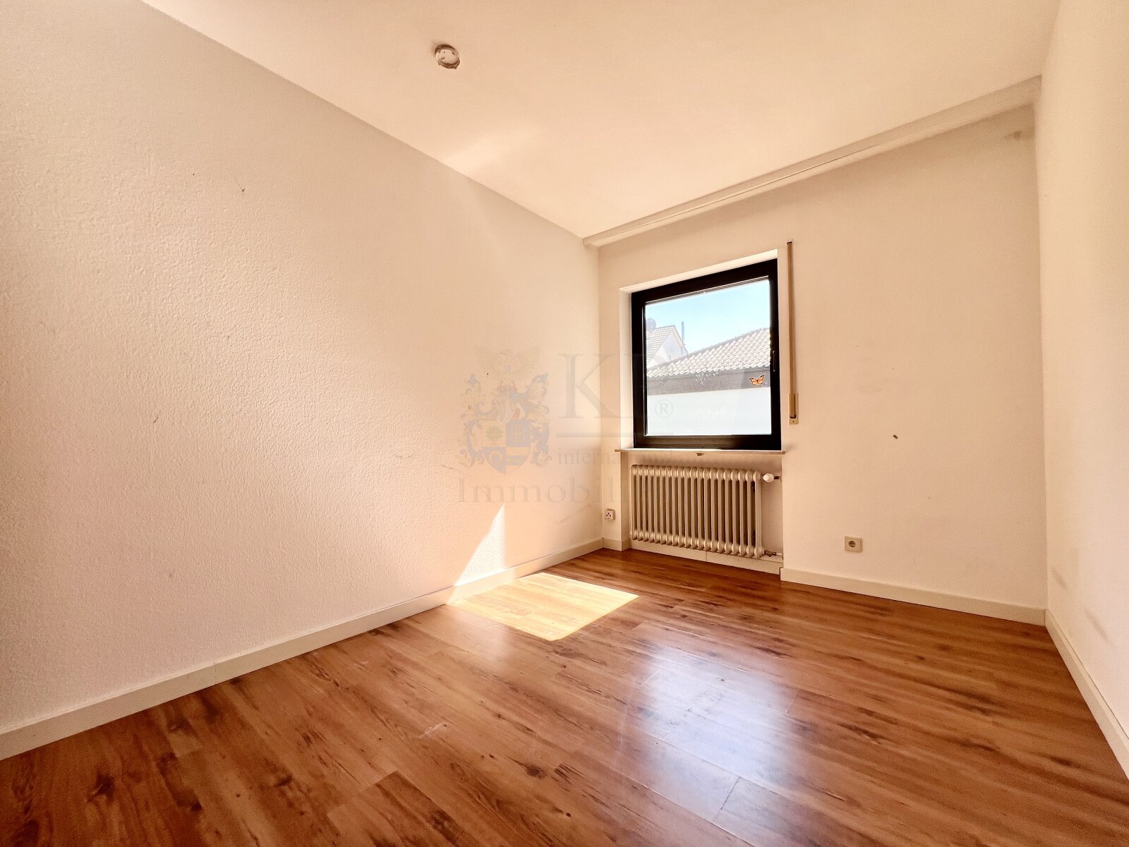 WALLAU: SCHÖNER BUNGALOW IN EXKLUSIVER FELDRANDLAGE