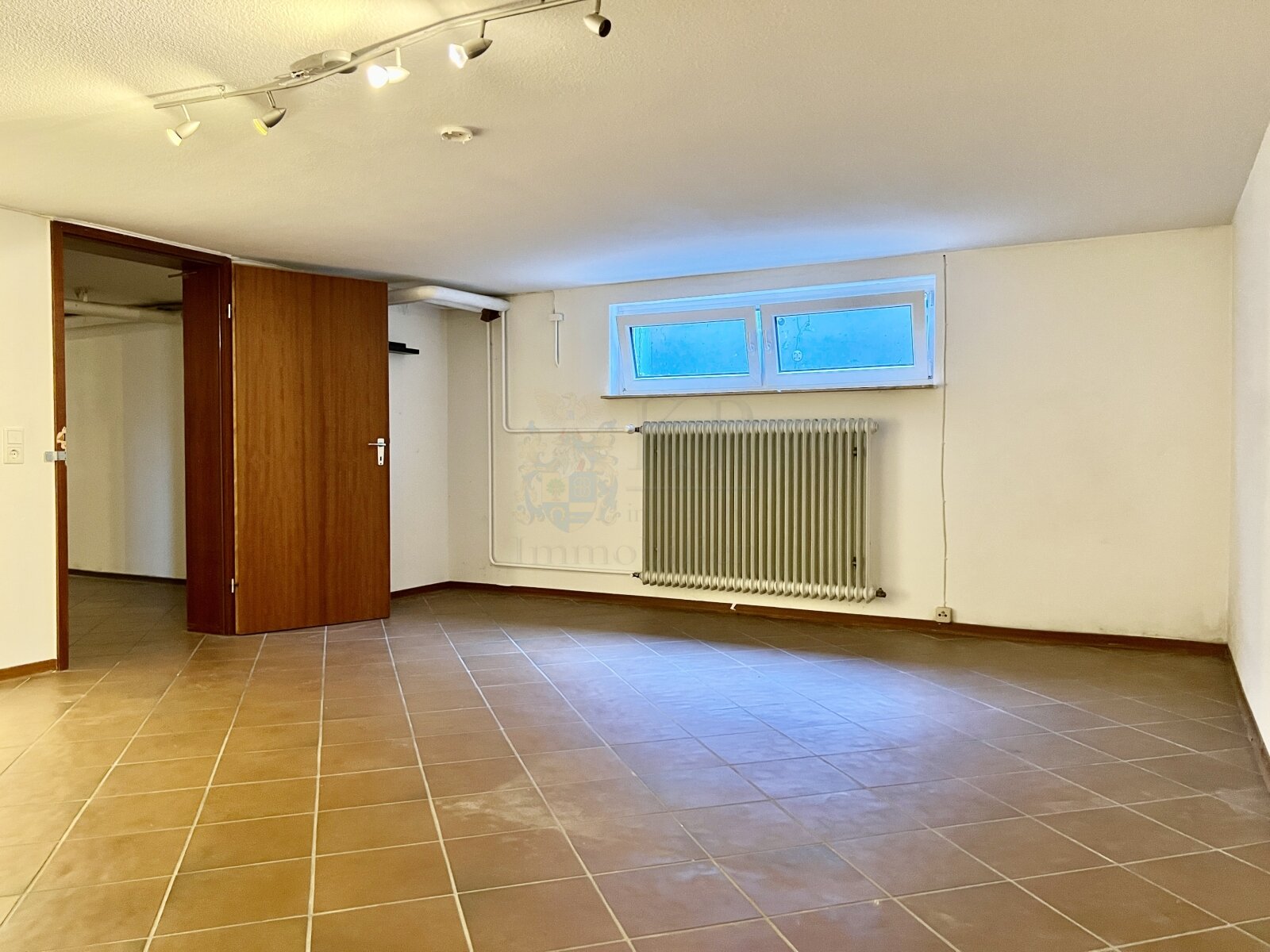 WALLAU: SCHÖNER BUNGALOW IN EXKLUSIVER FELDRANDLAGE