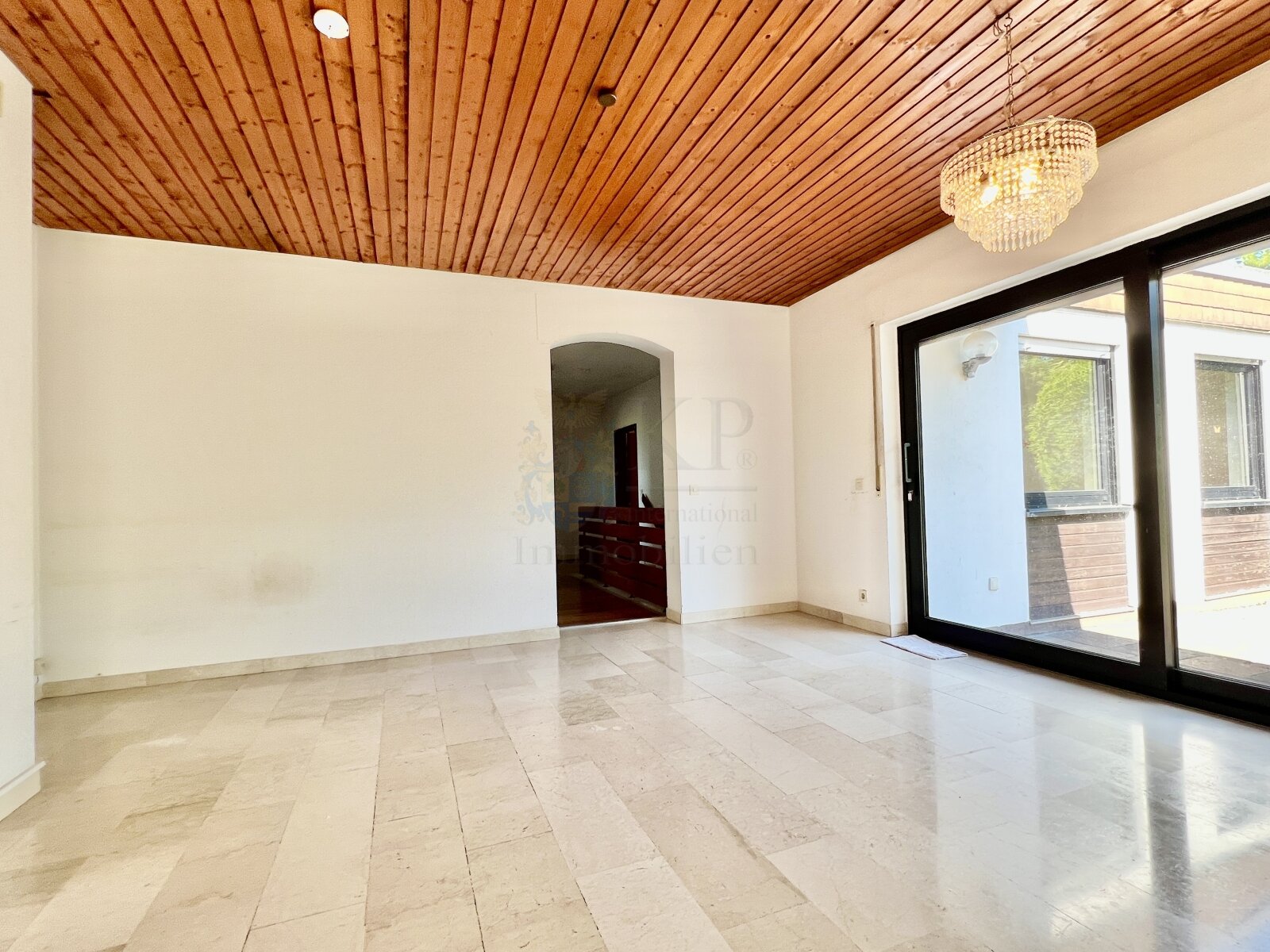 WALLAU: SCHÖNER BUNGALOW IN EXKLUSIVER FELDRANDLAGE