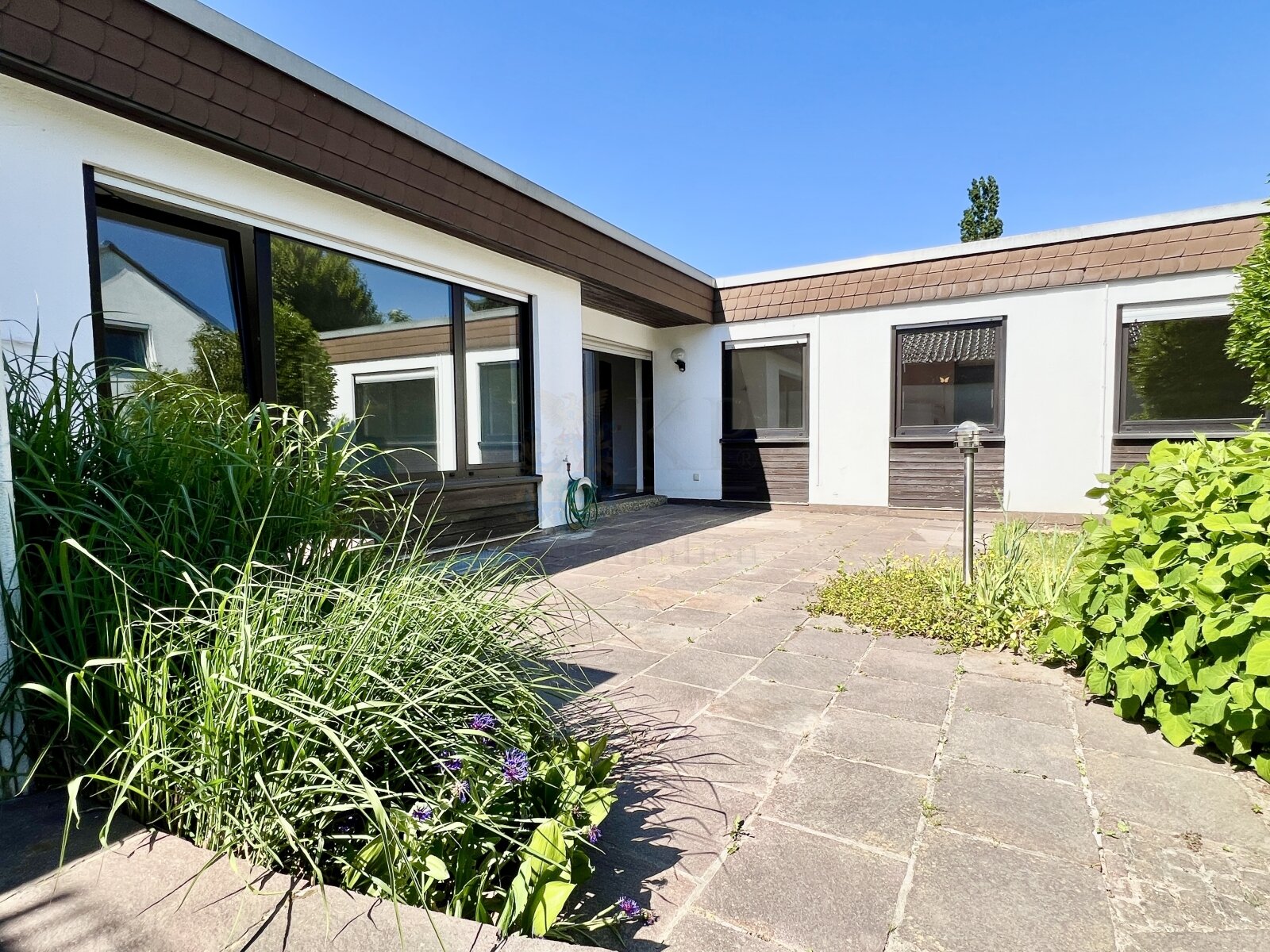 WALLAU: SCHÖNER BUNGALOW IN EXKLUSIVER FELDRANDLAGE