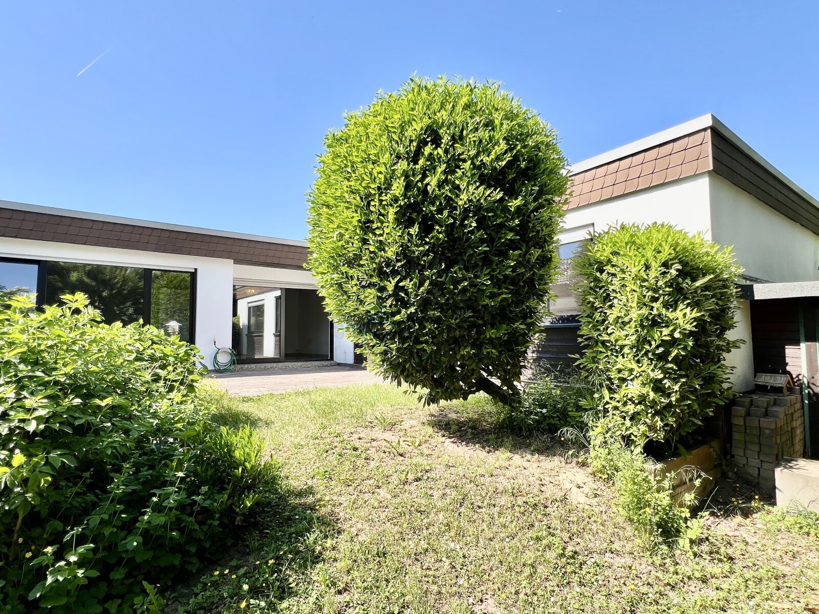 WALLAU: SCHÖNER BUNGALOW IN EXKLUSIVER FELDRANDLAGE