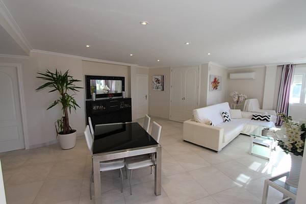 Beeindruckende Villa mit fantastischem Meerblick und Privatpool