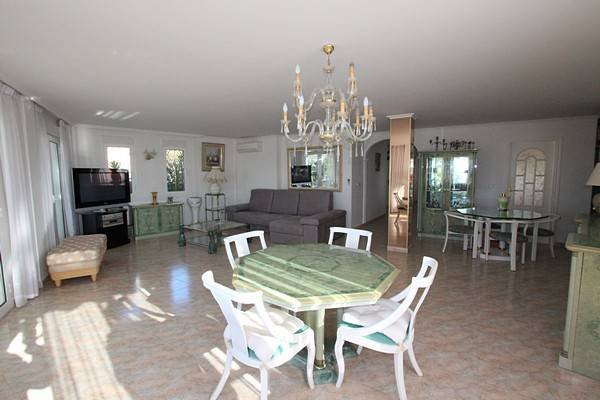 Beeindruckende Villa mit fantastischem Meerblick und Privatpool