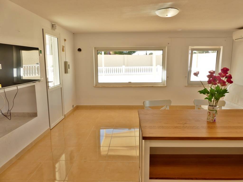 Viel Platz zum Leben & Genießen – Villa mit 9 Schlafzimmern, 4 Terrassen & 3 Garagen