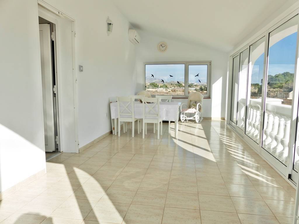 Viel Platz zum Leben & Genießen – Villa mit 9 Schlafzimmern, 4 Terrassen & 3 Garagen