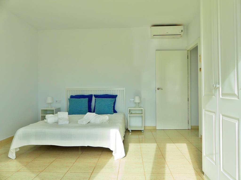 Viel Platz zum Leben & Genießen – Villa mit 9 Schlafzimmern, 4 Terrassen & 3 Garagen