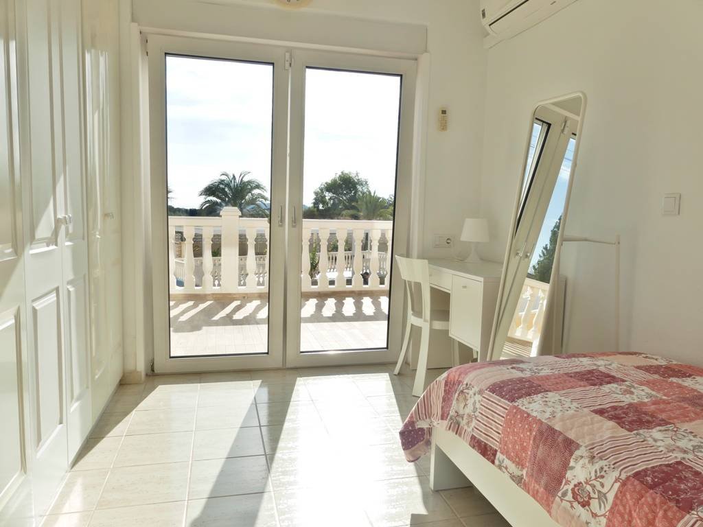 Viel Platz zum Leben & Genießen – Villa mit 9 Schlafzimmern, 4 Terrassen & 3 Garagen