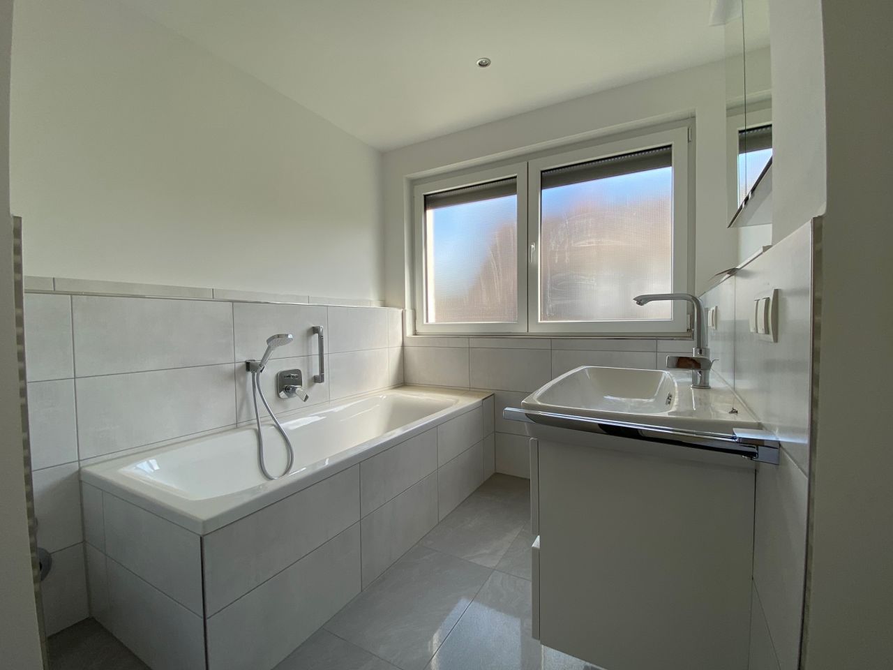 ** V E R M I E T E T ** LORSBACH: NEUWERTIG - TRAUMHAFTE 4 ZIMMER WOHNUNG MIT TG-STELLPLATZ, 2 BÄDERN, TERRASSE u.v.m.***