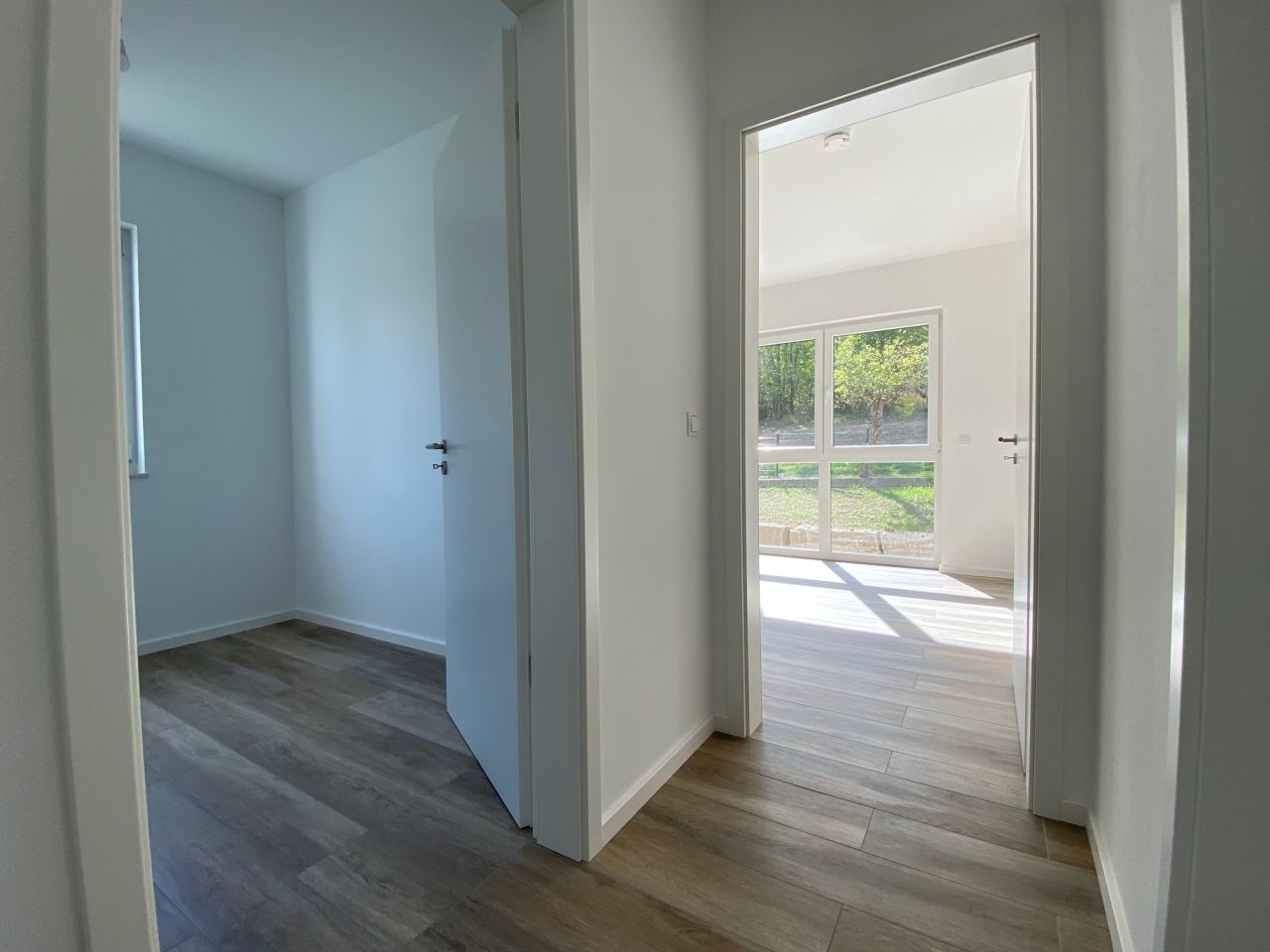 ** V E R M I E T E T ** LORSBACH: NEUWERTIG - TRAUMHAFTE 4 ZIMMER WOHNUNG MIT TG-STELLPLATZ, 2 BÄDERN, TERRASSE u.v.m.***
