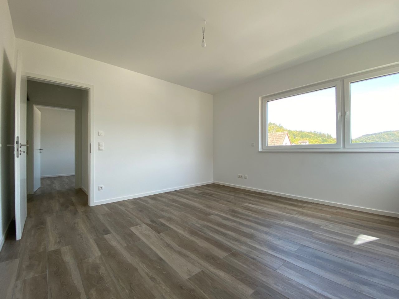** V E R M I E T E T ** LORSBACH: NEUWERTIG - TRAUMHAFTE 4 ZIMMER WOHNUNG MIT TG-STELLPLATZ, 2 BÄDERN, TERRASSE u.v.m.***