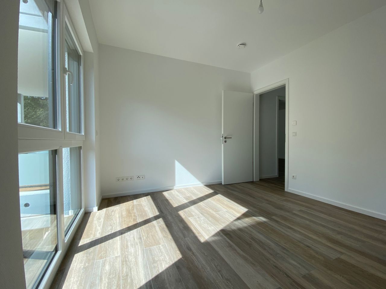 ** V E R M I E T E T ** LORSBACH: NEUWERTIG - TRAUMHAFTE 4 ZIMMER WOHNUNG MIT TG-STELLPLATZ, 2 BÄDERN, TERRASSE u.v.m.***