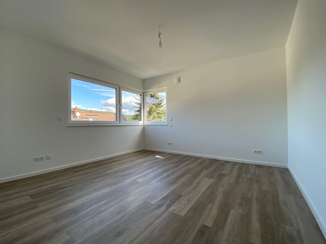 ** V E R M I E T E T ** LORSBACH: NEUWERTIG - TRAUMHAFTE 4 ZIMMER WOHNUNG MIT TG-STELLPLATZ, 2 BÄDERN, TERRASSE u.v.m.***