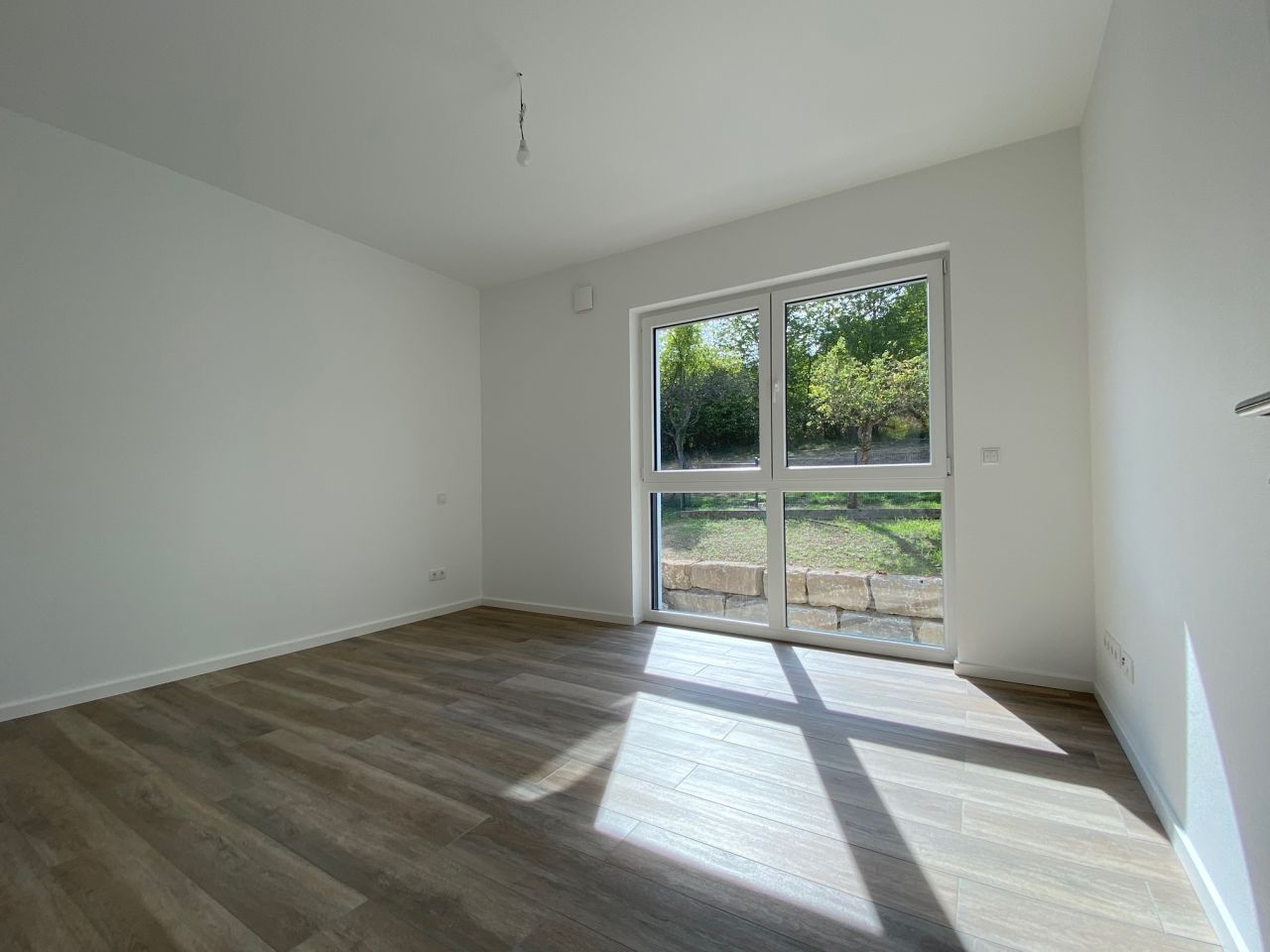 ** V E R M I E T E T ** LORSBACH: NEUWERTIG - TRAUMHAFTE 4 ZIMMER WOHNUNG MIT TG-STELLPLATZ, 2 BÄDERN, TERRASSE u.v.m.***
