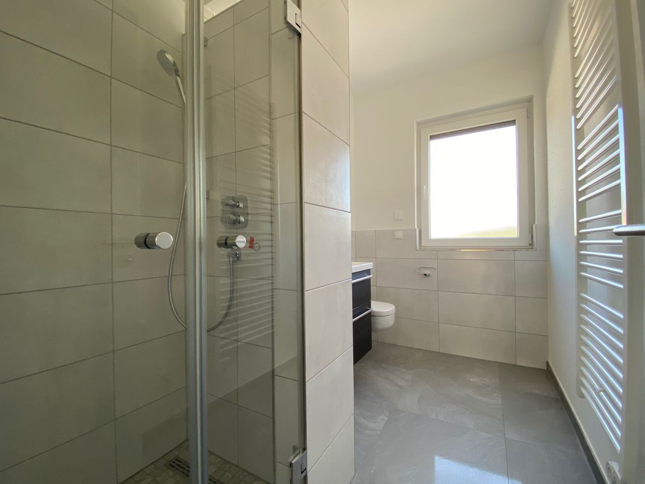 ** V E R M I E T E T ** LORSBACH: NEUWERTIG - TRAUMHAFTE 4 ZIMMER WOHNUNG MIT TG-STELLPLATZ, 2 BÄDERN, TERRASSE u.v.m.***