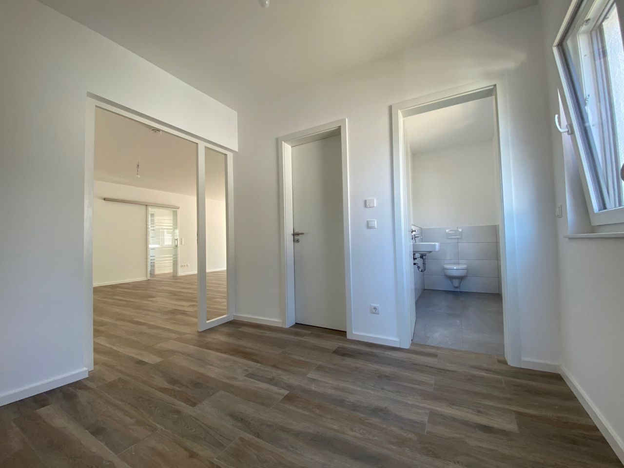 ** V E R M I E T E T ** LORSBACH: NEUWERTIG - TRAUMHAFTE 4 ZIMMER WOHNUNG MIT TG-STELLPLATZ, 2 BÄDERN, TERRASSE u.v.m.***