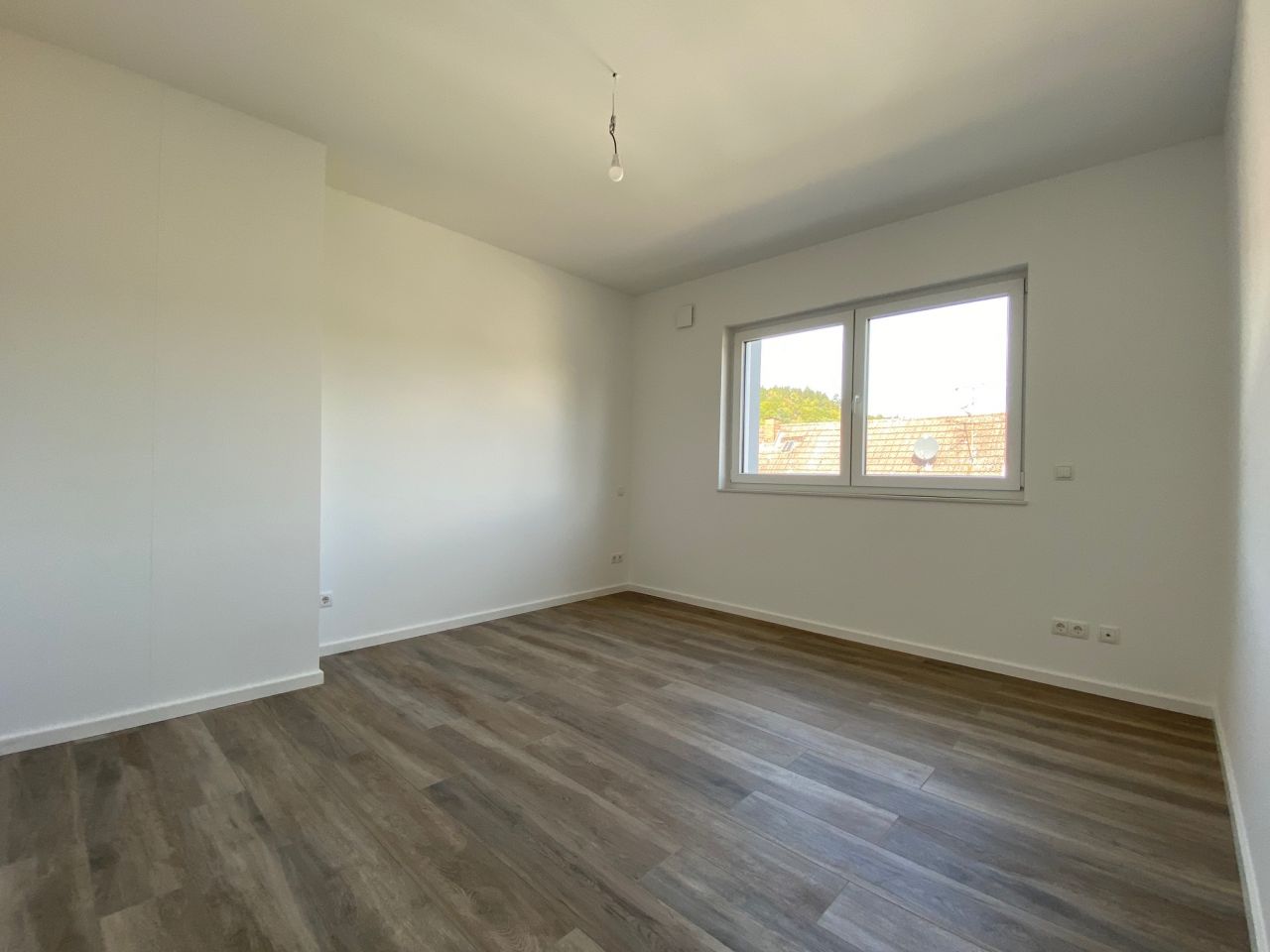 ** V E R M I E T E T ** LORSBACH: NEUWERTIG - TRAUMHAFTE 4 ZIMMER WOHNUNG MIT TG-STELLPLATZ, 2 BÄDERN, TERRASSE u.v.m.***