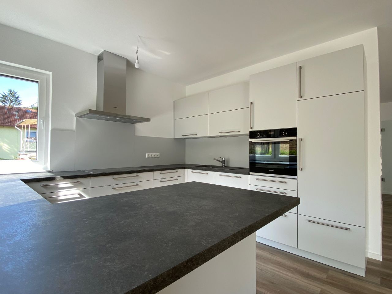 ** V E R M I E T E T ** LORSBACH: NEUWERTIG - TRAUMHAFTE 4 ZIMMER WOHNUNG MIT TG-STELLPLATZ, 2 BÄDERN, TERRASSE u.v.m.***