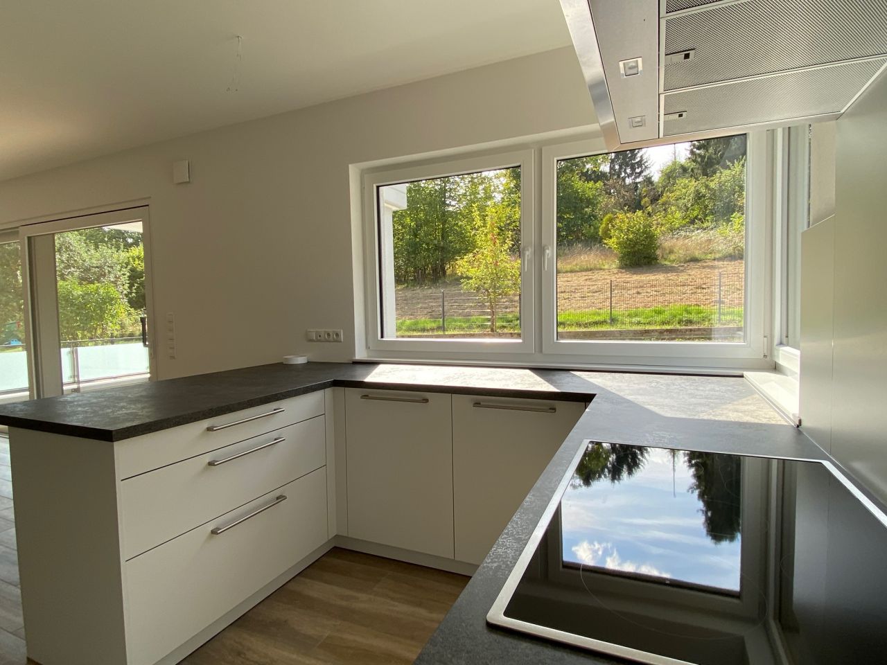 ** V E R M I E T E T ** LORSBACH: NEUWERTIG - TRAUMHAFTE 4 ZIMMER WOHNUNG MIT TG-STELLPLATZ, 2 BÄDERN, TERRASSE u.v.m.***