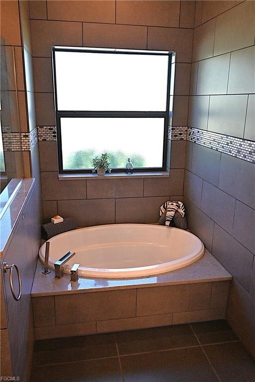 Top gepflegtes Gulf-Access-Haus von 2021 – möbliert & ohne Flutrisiko