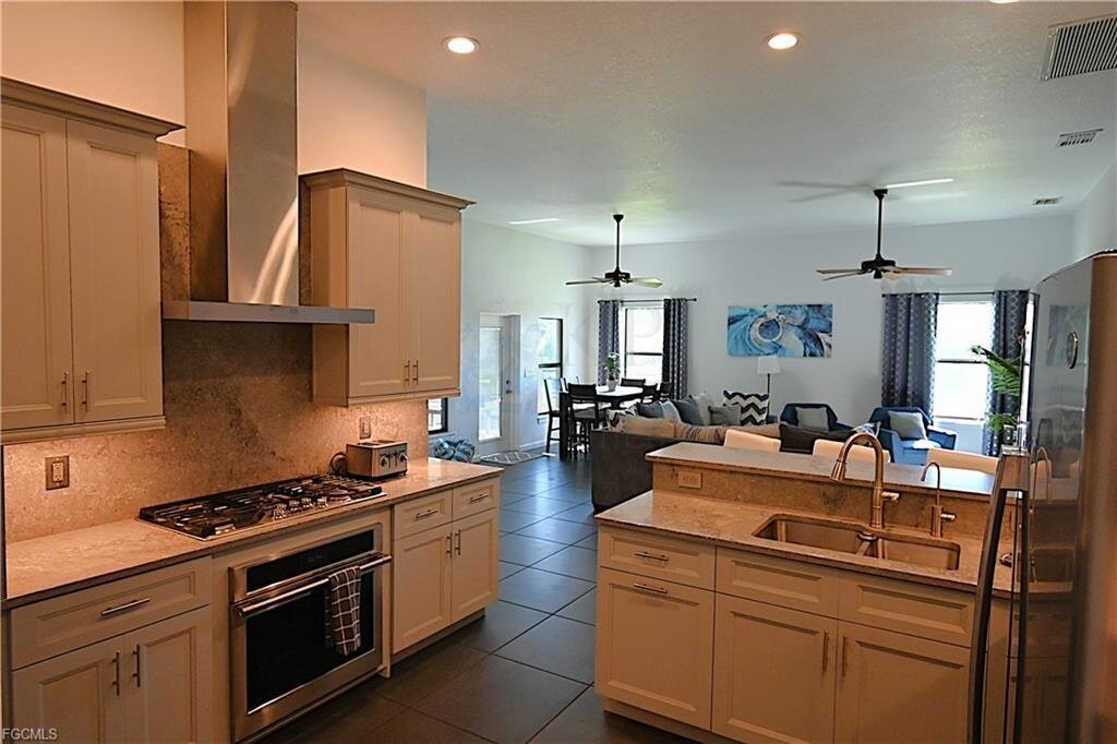 Top gepflegtes Gulf-Access-Haus von 2021 – möbliert & ohne Flutrisiko