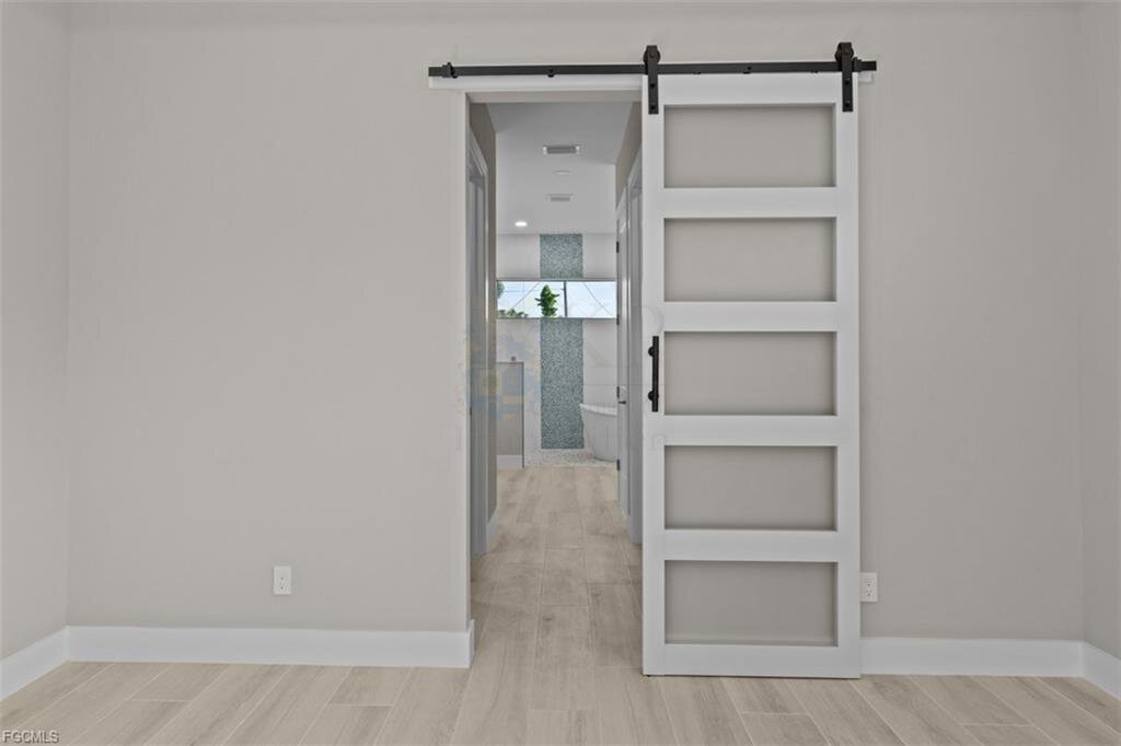 Frisch fertiggestellt: Modernes Wasserhaus mit großzügigem Außenbereich und Bootszugang