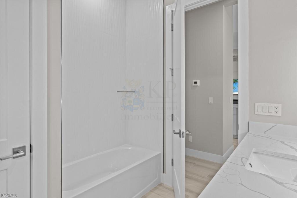 Frisch fertiggestellt: Modernes Wasserhaus mit großzügigem Außenbereich und Bootszugang