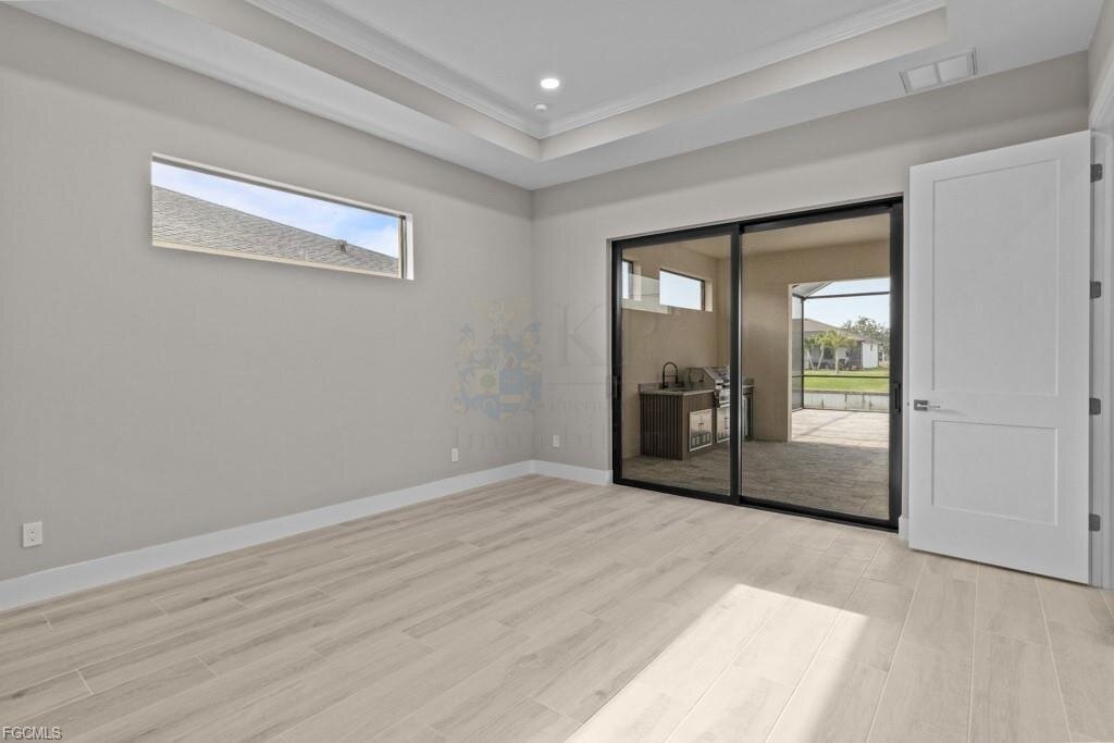 Frisch fertiggestellt: Modernes Wasserhaus mit großzügigem Außenbereich und Bootszugang