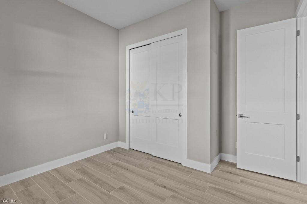 Frisch fertiggestellt: Modernes Wasserhaus mit großzügigem Außenbereich und Bootszugang